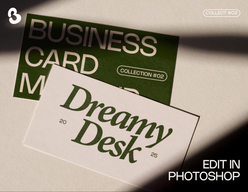 Op de afbeelding: Er worden twee visitekaartjes getoond, &eacute;&eacute;n groene en &eacute;&eacute;n witte. Op de groene kaart staat "BUSINESS CARD" en "COLLECTION #02". Op de witte kaart staat "Dreamy Desk". De woorden "EDIT IN PHOTOSHOP" staan rechtsonder.