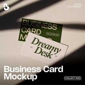 Op de afbeelding: Een mockup van een visitekaartje met twee kaarten. E&eacute;n kaart is groen met de witte tekst "BUSINESS CARD". De andere kaart is wit met "Dreamy Desk" in groen. De tekst "Business Card Mockup" staat onderaan.