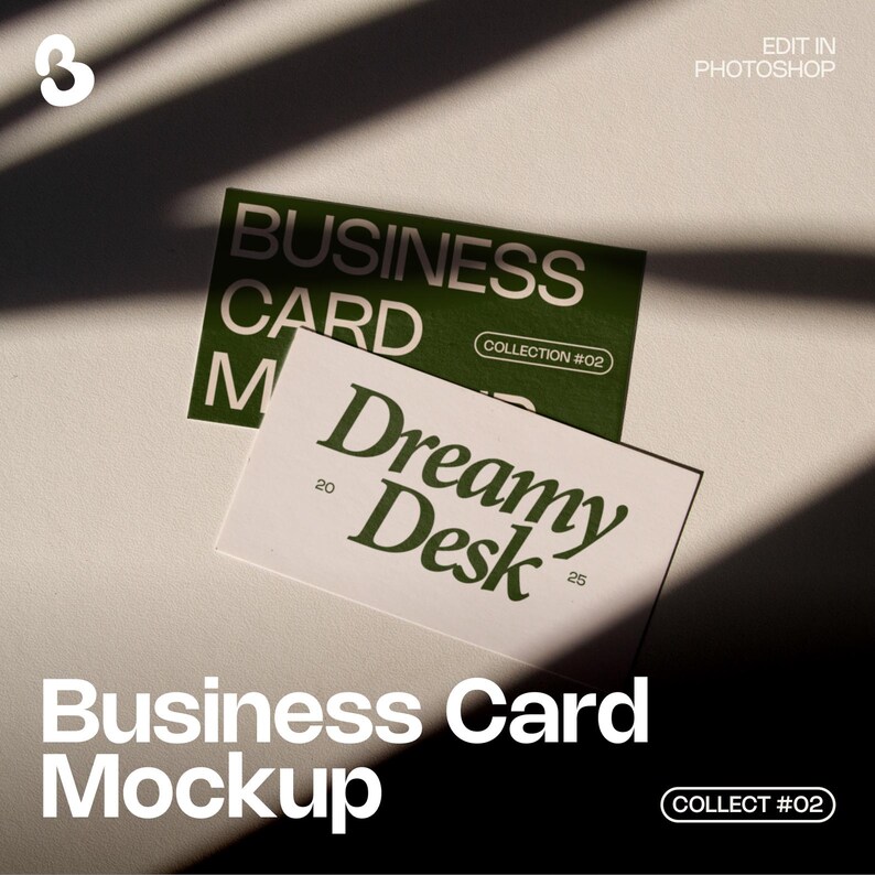 Op de afbeelding: Een mockup van een visitekaartje met twee kaarten. E&eacute;n kaart is groen met de witte tekst "BUSINESS CARD". De andere kaart is wit met "Dreamy Desk" in groen. De tekst "Business Card Mockup" staat onderaan.