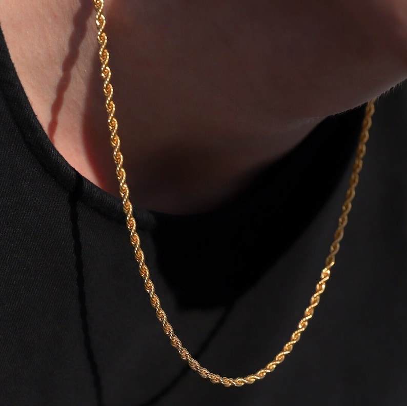 Puede incluir: Un collar de cadena de cuerda dorada. La cadena est&aacute; hecha de un dise&ntilde;o de cuerda gruesa y trenzada.