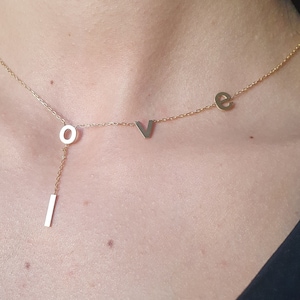 Collar de letra de amor de oro para ella, collar con inicial lateral simple y delicado, regalo de "te amo"