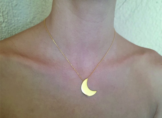 The pendant golden moon in the clip Want You Back to HAIM | Spotern