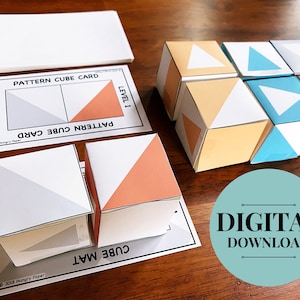 Può includere: Un set di carte e tappetini per cubi a motivi stampabili per un'attività di apprendimento. Le carte presentano una griglia con due sezioni, ciascuna con un triangolo di colore diverso. I tappetini sono etichettati "Cube Mat" e presentano una griglia con due sezioni, ciascuna con un triangolo di colore diverso. I cubi sono fatti di carta e hanno triangoli di colori diversi su ogni lato. Il testo sulle carte dice "Pattern Cube Card" e "Level 1".