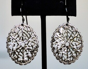 Boucles d'oreilles vintage, boucles d'oreilles lustre multi-sections en métal argenté en filigrane des années 1960 - France
