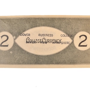 Könnte beinhalten: Ein rechteckiger Papierschein mit dunkelgrünem, texturiertem Hintergrund und einem zentralen Oval mit dem Text DOVER BUSINESS COLLEGE COLLEGE CURRENCY DOVER NEW HAMPSHIRE. Die Zahl 2 ist auf beiden Seiten in schwarzen Kreisen abgedruckt.