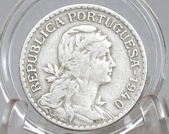 Moneda portuguesa de 1 escudo de Portugal de 1940, muy rara, en muy buen estado, con un diseño elegante y sencilla, de baja tirada.