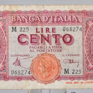 Puede incluir: Un billete antiguo de 100 liras del Banco de Italia, con un retrato de mujer y diseños ornamentados en rojo y blanco. El billete muestra el texto "CENTO" y "LIRE" de forma destacada, con el número "100" repetido en varios lugares.
