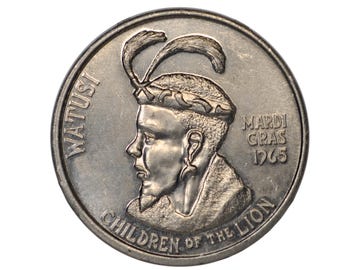 Könnte beinhalten: Eine kreisförmige silberfarbene Metallmünze mit einem Profilrelief einer Person, die einen Federschmuck trägt. Der Text WATUSI steht links, MARDI GRAS 1965 rechts und CHILDREN OF THE LION ist entlang des unteren Randes eingraviert.