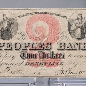 Könnte beinhalten: Antiker Zwei-Dollar-Geldschein der Peoples Bank of Vermont, datiert vom 1. Juli 1862. Der Schein zeigt Porträts, kunstvolle Verzierungen und den Text "Two Dollars". Er ist in einem transparenten Schutzhalter eingeschlossen.