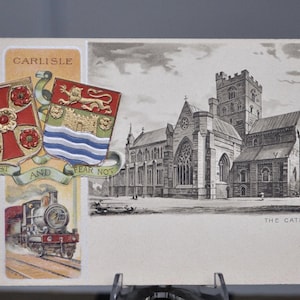 Puede incluir: Postal vintage con una ilustración detallada de la Catedral de Carlisle, con un escudo de armas y un tren de vapor. El texto "CARLISLE" está en la parte superior y "THE CATHEDRAL" en la inferior. La postal es en tonos sepia.