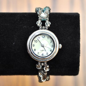 Reloj de cuarzo con cuentas intrincadas y parte posterior de acero para mujer de moda - Reloj de cuarzo con cuentas de flores - ¡Funciona!