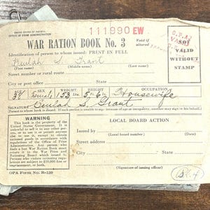 Può includere: Libretto di razionamento di guerra vintage n. 3 dell'Office of Price Administration. Il documento include informazioni personali, come nome, età, peso (69 kg) e altezza (168 cm). Il libretto è timbrato "VALID WITHOUT STAMP".