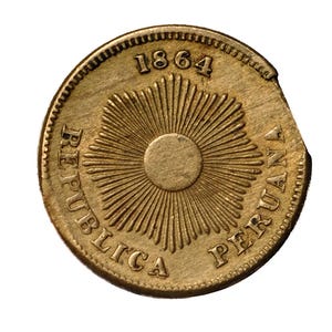 Könnte beinhalten: Goldfarbene Münze von 1864 mit der Aufschrift "REPUBLICA PERUANA" am Rand. Die Münze hat ein Sonnenstrahlen-Design in der Mitte. Ein Teil der Münze fehlt am Rand.