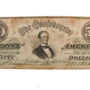 Puede incluir: Un billete antiguo de cincuenta dólares de los Estados Confederados de América con fecha del 6 de abril de 1863. El papel moneda presenta un retrato central de Jefferson Davis, el número 50 en dos marcos circulares y texto negro sobre fondo beige.