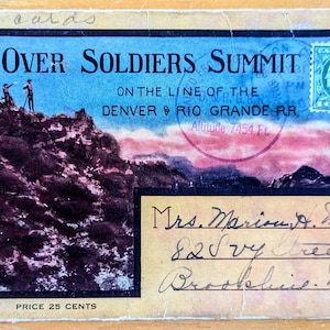 Könnte beinhalten: Vintage Postkarte mit einer Berglandschaft, dem Text "Over Soldiers Summit" und "Denver & Rio Grande RR." Enthält eine Briefmarke und handschriftliche Adresse. Der Preis beträgt 25 Cent.