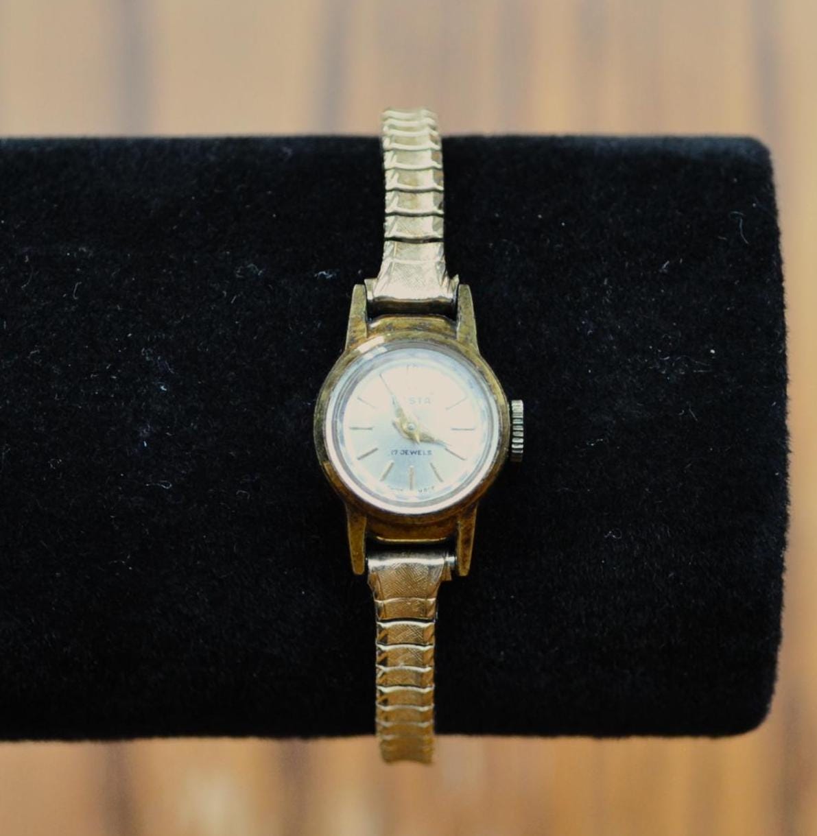 Vintage Desta Ladies 17 Jewel Gold-toned Windup Watch - 16mm Dial