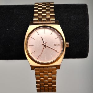 Hermoso reloj Nixon Time Teller de acero inoxidable en tono oro rosa - Piezas y reparación del reloj - Nixon A045 - ¡No funciona!