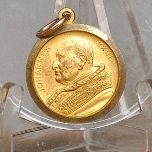 Vintage Pope John XXIII Gold Tone Pendant - Religious Medal - Johannes XXIII