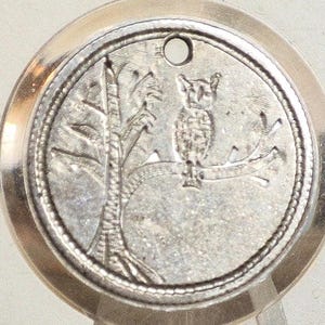 Auténtica ficha de amor antigua con escena de búho y árbol. Fabricada con una moneda de diez centavos de plata de 1877. Hermoso trabajo de pergamino. Ficha de amor de plata del siglo XIX con escena de la naturaleza.