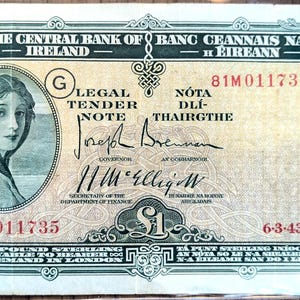 Op de afbeelding: Een Iers bankbiljet van één pond met een portret van een vrouw met een hoofddoek. De bankbiljet is gedateerd 6-3-43 en heeft het serienummer 81M011735. De tekst "The Central Bank of Ireland - Banc Ceannais na hEireann" staat bovenaan het bankbiljet.