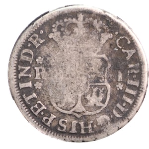 Könnte beinhalten: Eine silberne Münze mit aufwendigen Details, darunter eine Krone, ein Schild und Inschriften. Die Münze weist Gebrauchsspuren auf, was auf ihr Alter hindeutet. Das Design deutet auf ein historisches Artefakt hin. Durchmesser: ca. 2.5 cm.