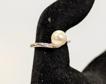 Beautiful 14KT White Gold Pearl Ring - Size 6 - Stamped and Tested 14KT Gold - Shimmering Pearl Stone
