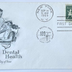 Könnte beinhalten: Ein weißer Ersttagsbrief mit einer schwarz-weißen Illustration eines Zahnarztes und eines Patienten. Er enthält eine 4-Cent-Briefmarke der American Dental Association, einen Poststempel aus New York vom 14. September 1959 und den Text Dental Health.