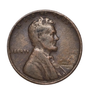 Könnte beinhalten: Eine kupferfarbene Ein-Cent-Münze aus den Vereinigten Staaten mit einem Profilporträt von Abraham Lincoln, das nach rechts blickt. Der Text IN GOD WE TRUST ist am oberen Rand gebogen und das Wort LIBERTY steht auf der linken Seite der Münze.
