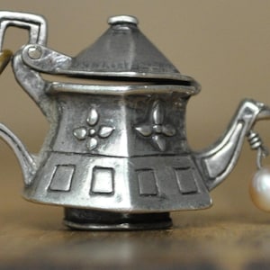 Vintage Sterling Silver Artikulerande Tekanna med Pärlberlock - Stämplat och Testat Sterling Silver - Signerat N - Viktorianska Berlocker