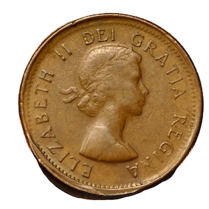 Puede incluir: Primer plano de una moneda dorada con el perfil de una mujer y la inscripción "ELIZABETH II DEI GRATIA REGINA". La moneda es circular con un borde detallado, sobre un fondo blanco.