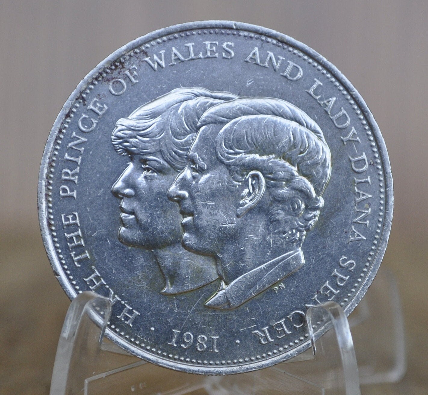 1981 年英国チャールズ皇太子とダイアナ妃の結婚記念コイン。25 1981 年英国チャールズ皇太子とダイアナ妃の結婚記念コイン。25