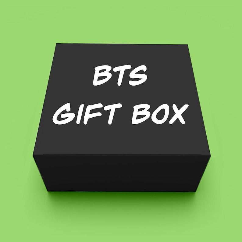 Puede incluir: Una caja de regalo negra con el texto "BTS GIFT BOX" impreso en blanco.