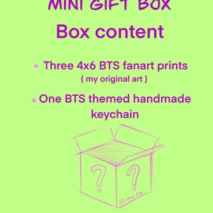 Puede incluir: Un fondo verde con un dibujo rosa de una caja abierta con signos de interrogaci&oacute;n dentro. El texto "MINI GIFT BOX" y "Box content" est&aacute; en rosa. El texto "Three 4x6 BTS fanart prints (my original art)" y "One BTS themed handmade keychain" est&aacute; en rosa.
