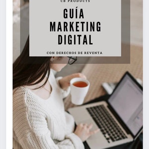 May include: A woman working on a laptop computer while holding a cup of tea. The text on the screen reads "CB PRODUCTS GU&Iacute;A MARKETING DIGITAL CON DERECHOS DE REVENTA".