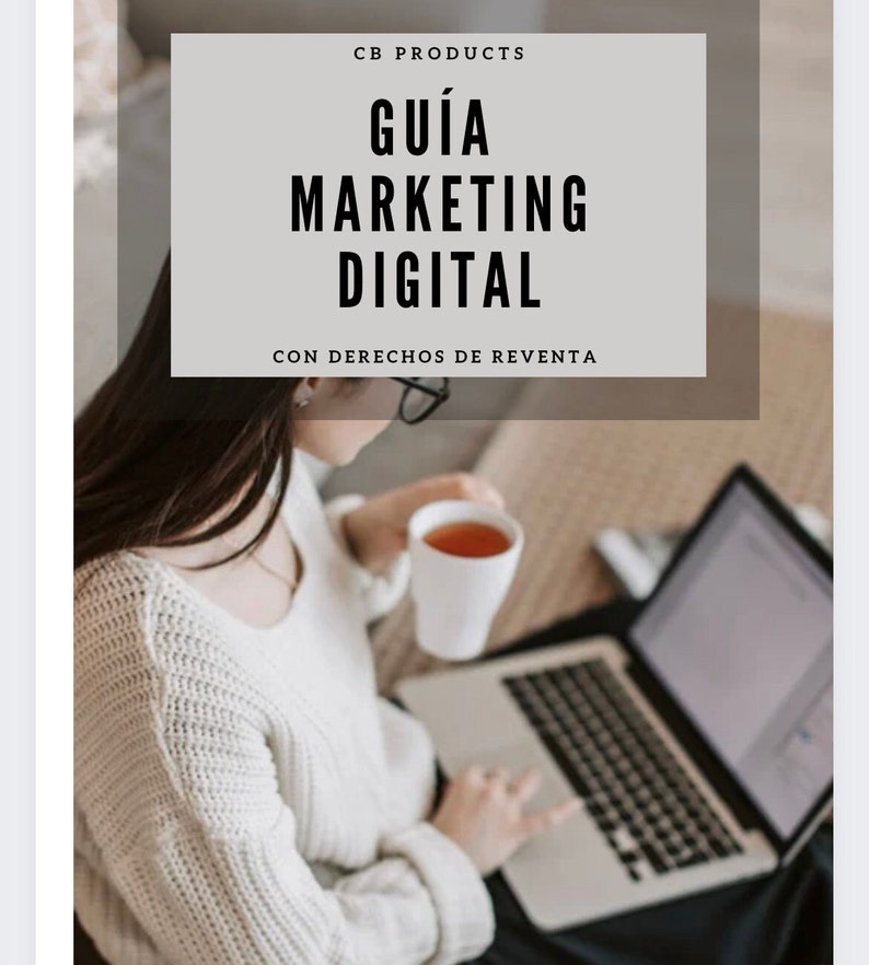 May include: A woman working on a laptop computer while holding a cup of tea. The text on the screen reads "CB PRODUCTS GU&Iacute;A MARKETING DIGITAL CON DERECHOS DE REVENTA".