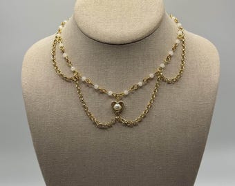 Collar de cuentas de vidrio blanco: corazón dorado y centro de perla artificial