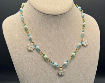 Collar de flores doradas: dije de margarita con cuentas verdes y azules, perla artificial