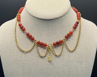 Collar de cuentas de cornalina mate: colgante de llave dorada y cristal rojo