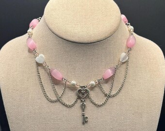 Collar de cuentas de ojo de gato rosa: llave plateada y corazones de concha blanca