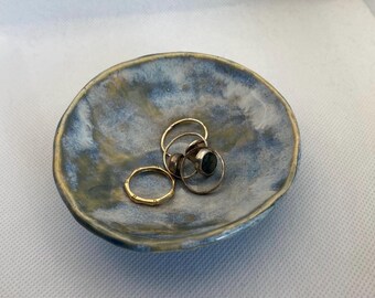 Handmade Glazed Ring Dish: Lightweight Ceramic Accessory Holder