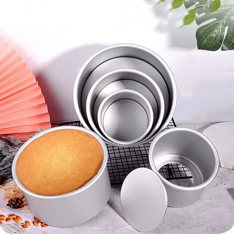 Round cake pan with removable bottom top