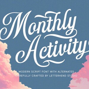 Op de afbeelding: Een wit script lettertype ontwerp met de tekst "Monthly Activity" tegen een blauwe achtergrond met roze wolken. De tekst is in een modern script lettertype met alternatieven. De tekst is zorgvuldig ontworpen door Letterhend Studio.