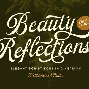 Peut inclure: Une police de caractères manuscrite blanche appelée "Beauty Reflections" avec le mot "New" dans un cercle. La police est élégante et cursive. Le texte "Elegant Script Font in 2 Version" et "Letterhend Studio" sont également inclus dans l'image.