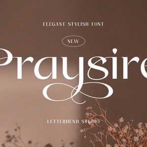 Può includere: Un design di font bianco con la parola "Praysire" in scrittura corsiva. Il testo è su uno sfondo marrone con le parole "Elegant Stylish Font" e "Letterhend Studio" in testo bianco più piccolo.