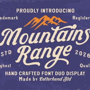 Op de afbeelding: Een vintage-achtige afbeelding op een donkerblauwe achtergrond, met de woorden "Mountains Range" in een gestileerd lettertype. Het ontwerp bevat oranje bergillustraties en tekst zoals "Proudly Introducing", "Trademark" en "Registered".