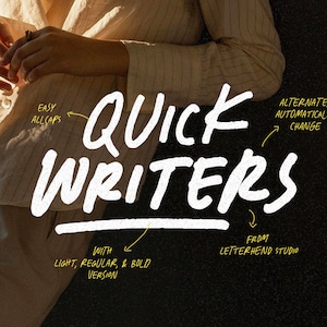 Op de afbeelding: Witte handgeschreven lettertype genaamd "Quick Writers" met gele tekstnotities over de kenmerken van het lettertype. De notities luiden "Easy Allcaps", "Alternates Automatically Change", "With Light, Regular, & Bold Version" en "From Letterhend Studio".