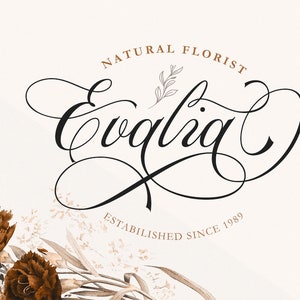 Peut inclure: Un logo pour une entreprise florale appel&eacute;e "Evagliq" avec le texte "Natural Florist Established Since 1989". Le logo est en &eacute;criture cursive et pr&eacute;sente une petite branche de feuilles.