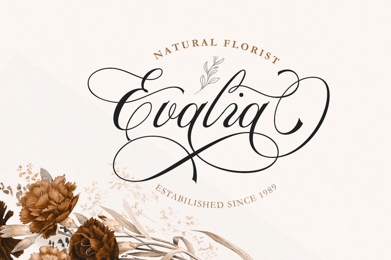 Peut inclure: Un logo pour une entreprise florale appel&eacute;e "Evagliq" avec le texte "Natural Florist Established Since 1989". Le logo est en &eacute;criture cursive et pr&eacute;sente une petite branche de feuilles.