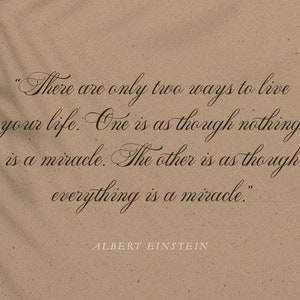 Peut inclure: Citation d'Albert Einstein sur un fond de papier brun. La citation dit : "Il n'y a que deux fa&ccedil;ons de vivre sa vie. L'une est comme si rien n'&eacute;tait un miracle. L'autre est comme si tout &eacute;tait un miracle."