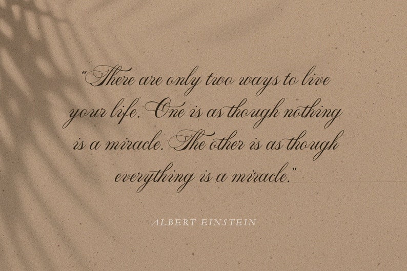Peut inclure: Citation d'Albert Einstein sur un fond de papier brun. La citation dit : "Il n'y a que deux fa&ccedil;ons de vivre sa vie. L'une est comme si rien n'&eacute;tait un miracle. L'autre est comme si tout &eacute;tait un miracle."